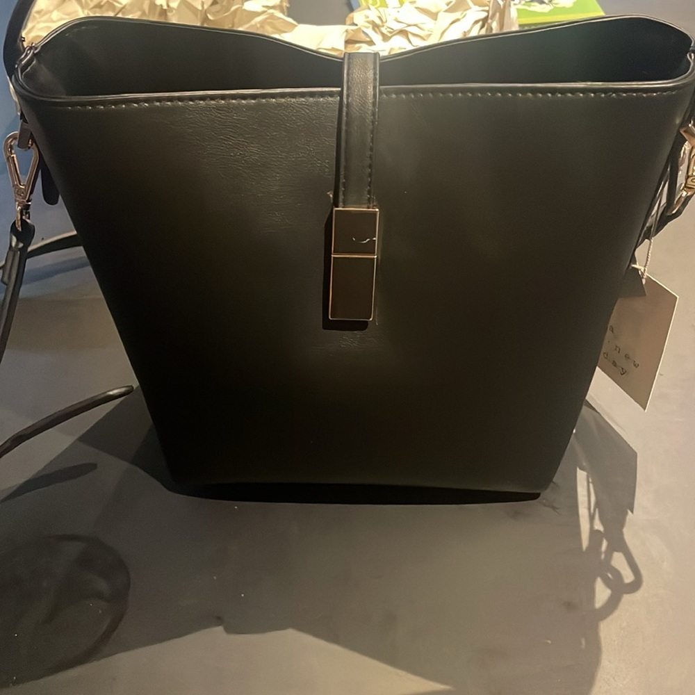 Black bag with gold accents - Picture 9 of 9